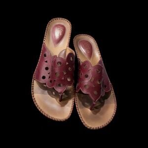 Clarks Artisan Burgundy Leather Sandals Cutout Comfort SlipTravel Casual Boho9M